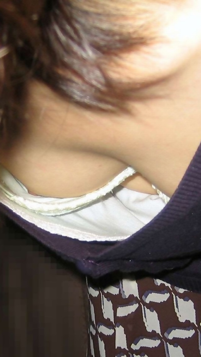 【胸チラエロ画像】緩めば視線が集まるｗ小さくても見ちゃう魅惑の胸元ｗｗｗ 08